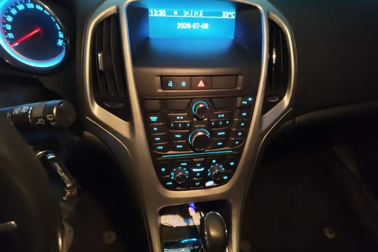 Used Buick GT 2010 XT 1.8L Automatic Fashion Edition Audio And AC Panel