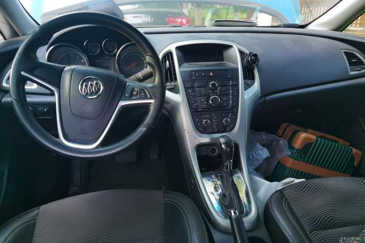 Used Buick GT 2010 XT 1.8L Automatic Fashion Edition Center Console