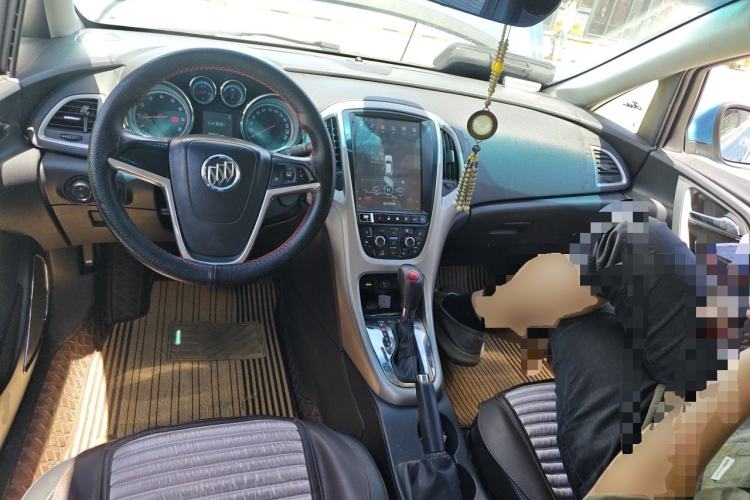 Used Buick GT 2010 XT 1.8L Automatic Deluxe Edition Center Console
