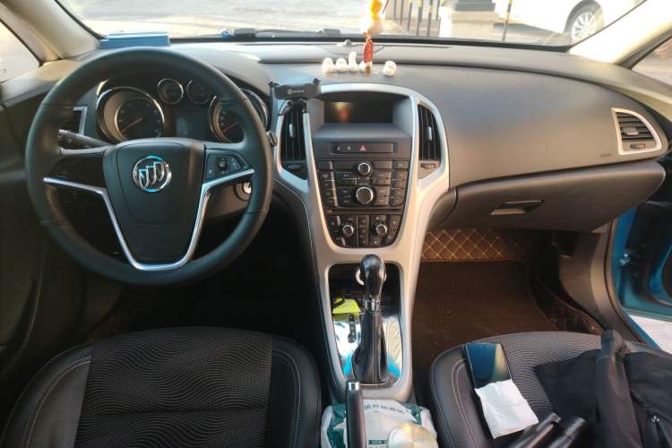 Used Buick GT 2010 XT 1.6L Automatic Fashion Edition Center Console