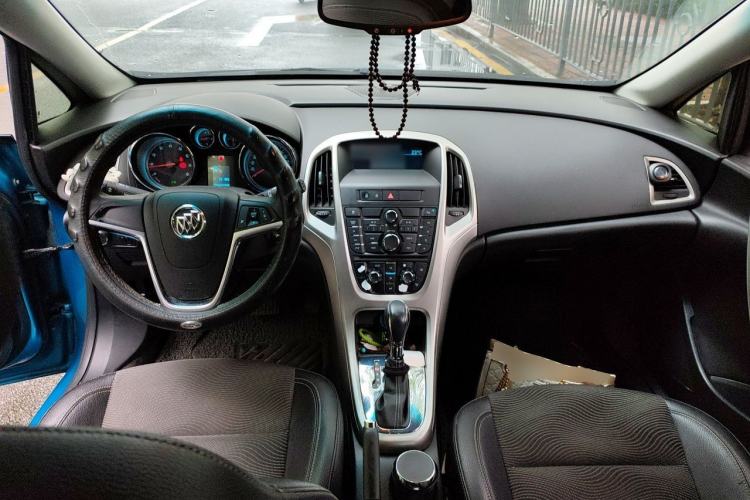 Used Buick GT 2010 XT 1.6L Automatic Fashion Edition Center Console