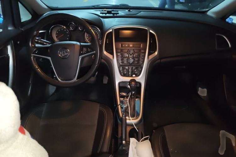Used Buick GT 2010 XT 1.8L Automatic Fashion Edition Center Console