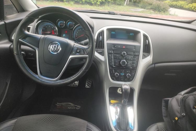 Used Buick GT 2010 XT 1.6T Fashion Sport Edition Center Console
