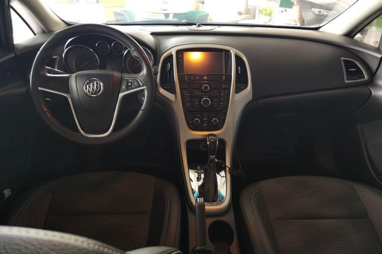 Used Buick GT 2010 XT 1.8L Automatic Fashion Edition Center Console