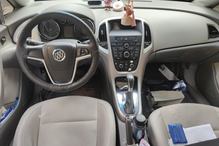 Used Buick GT 2010 XT 1.6L Automatic Fashion Edition Center Console