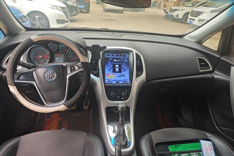 Used Buick GT 2010 XT 1.6L Automatic Fashion Edition Center Console