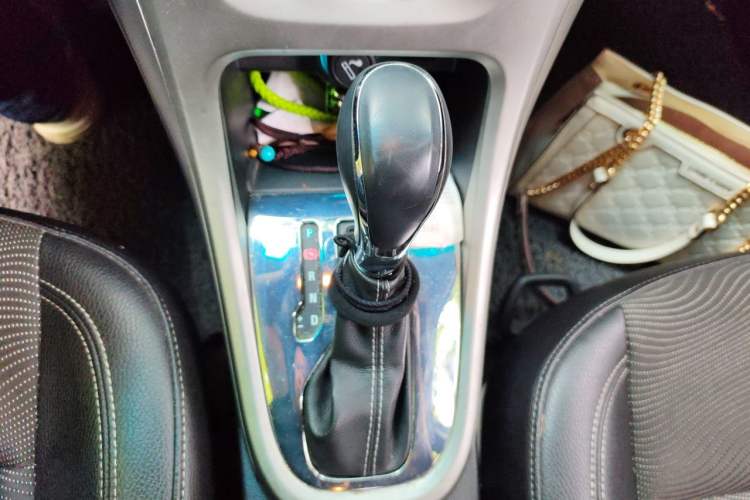 Used Buick GT 2010 XT 1.6L Automatic Fashion Edition Gear Lever
