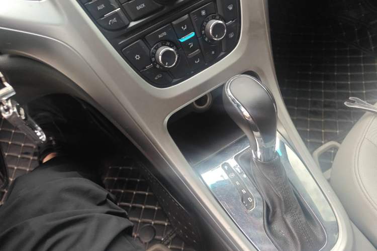 Used Buick GT 2010 XT 1.6L Automatic Fashion Edition Gear Lever