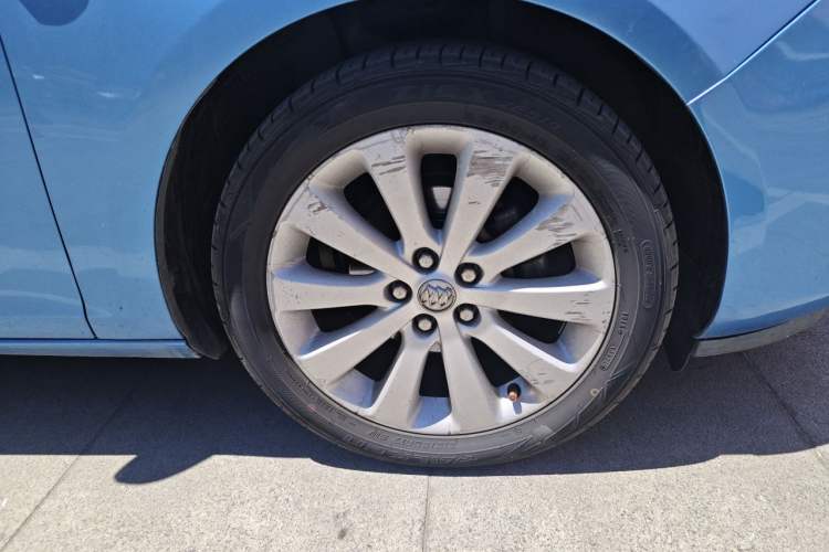 Used Buick GT 2010 XT 1.8L Automatic Deluxe Edition Right Front Wheel Hub