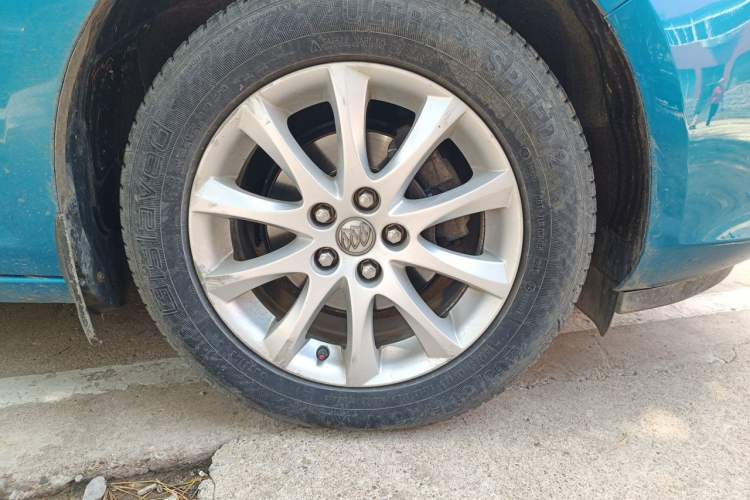 Used Buick GT 2010 XT 1.6L Automatic Fashion Edition Right Front Wheel Hub