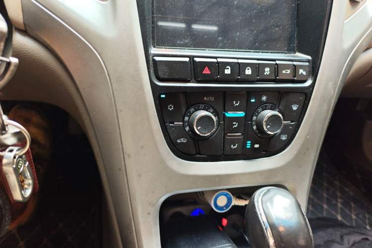 Used Buick GT 2010 GT 1.6L Automatic Fashion Edition Audio And AC Panel