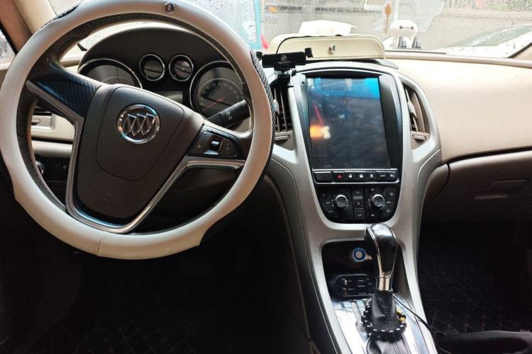 Used Buick GT 2010 GT 1.6L Automatic Fashion Edition Center Console