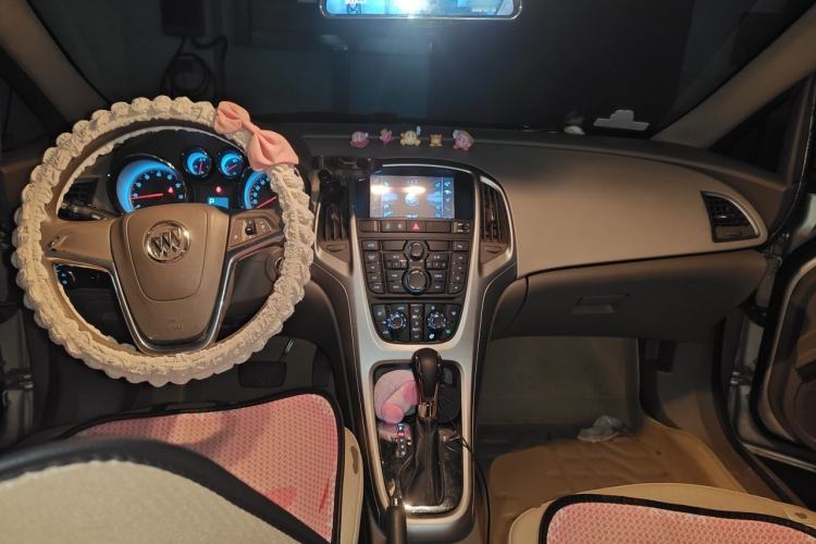 Used Buick GT 2010 GT 1.8L Automatic Luxury Edition Center Console