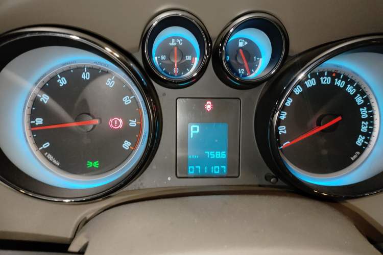 Used Buick GT 2010 GT 1.6L Automatic Fashion Edition Odometer Close Up