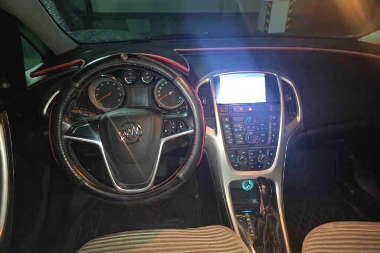 Used Buick GT 2010 XT 1.6T Fashion Sport Edition Center Console
