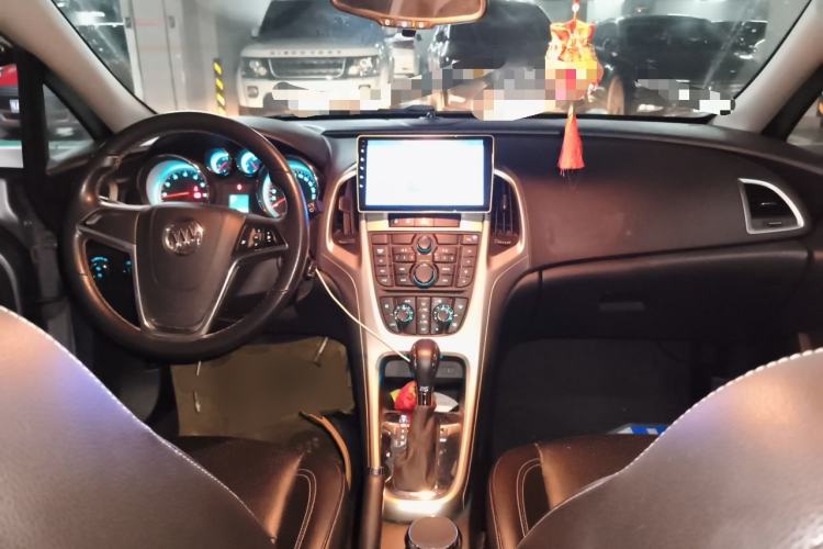 Used Buick GT 2010 XT 1.8L Automatic Fashion Edition Center Console