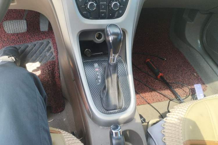 Used Buick GT 2010 GT 1.6L Automatic Fashion Edition Gear Lever