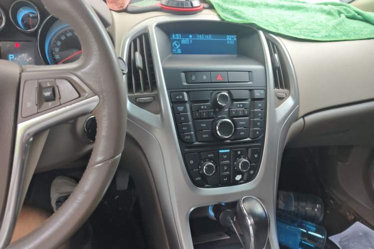 Used Buick GT 2010 GT 1.6L Automatic Fashion Edition Audio And AC Panel