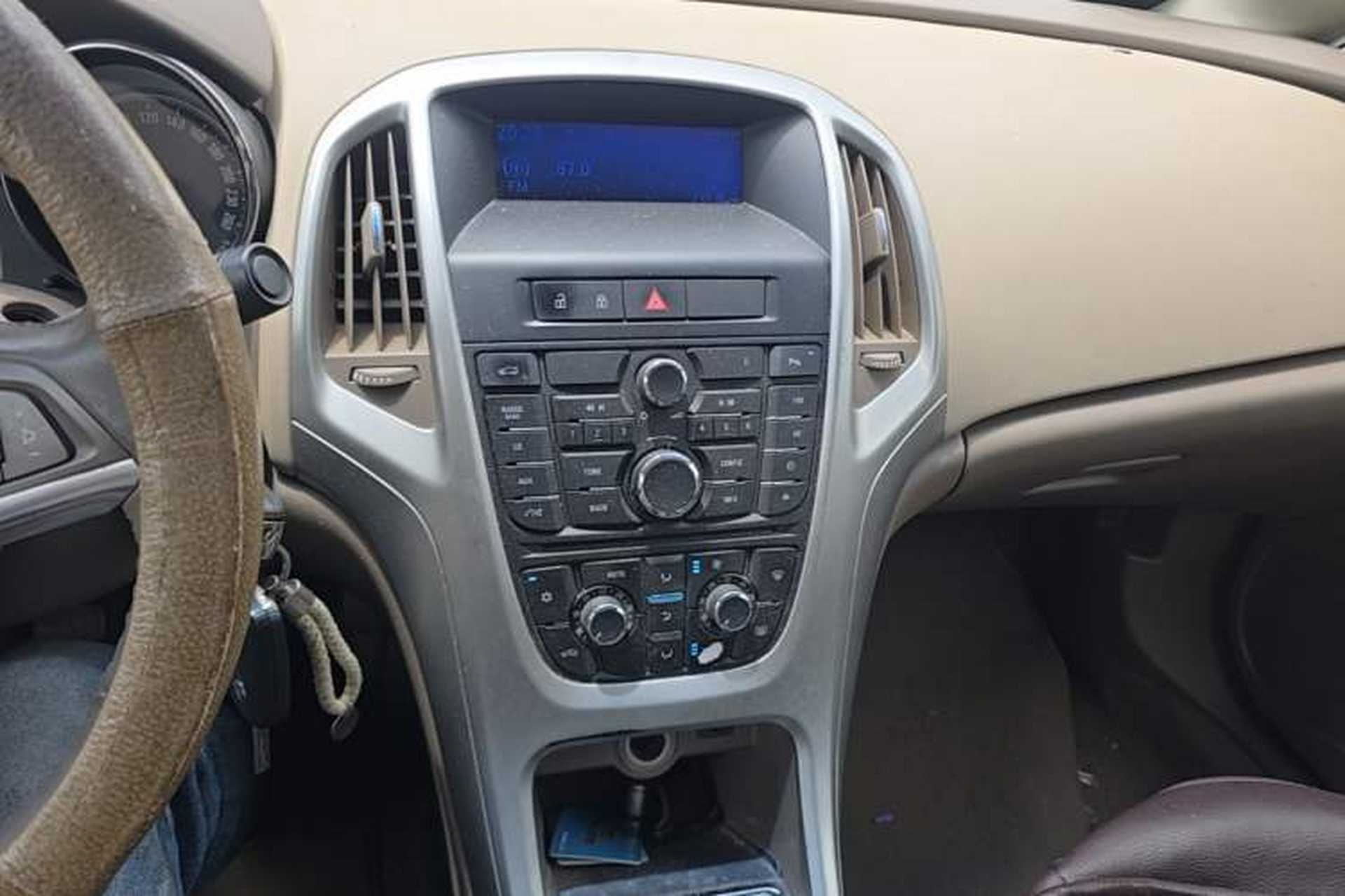 Used Buick GT 2010 GT 1.6L Manual Entry-Level Model Audio And AC Panel