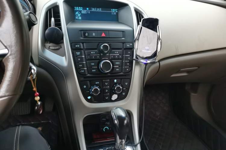 Used Buick GT 2010 GT 1.6L Automatic Fashion Edition Audio And AC Panel