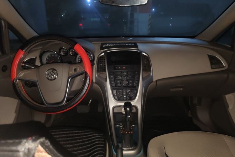 Used Buick GT 2010 GT 1.6L Automatic Fashion Edition Center Console