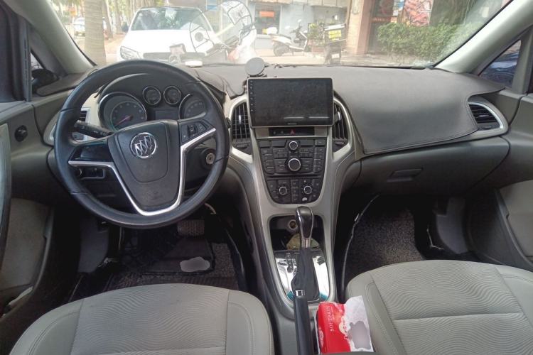 Used Buick GT 2010 XT 1.6L Automatic Fashion Edition Center Console