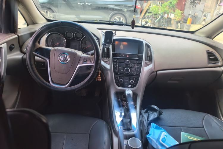 Used Buick GT 2010 GT 1.6L Automatic Fashion Edition Center Console