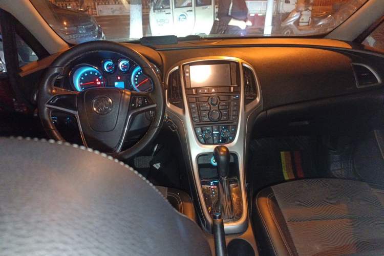 Used Buick GT 2010 XT 1.6L Automatic Fashion Edition Center Console