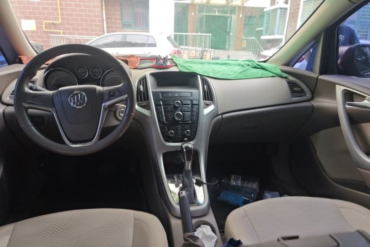 Used Buick GT 2010 GT 1.6L Automatic Fashion Edition Center Console