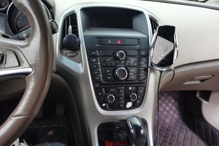 Used Buick GT 2010 GT 1.6L Automatic Fashion Edition Center Console