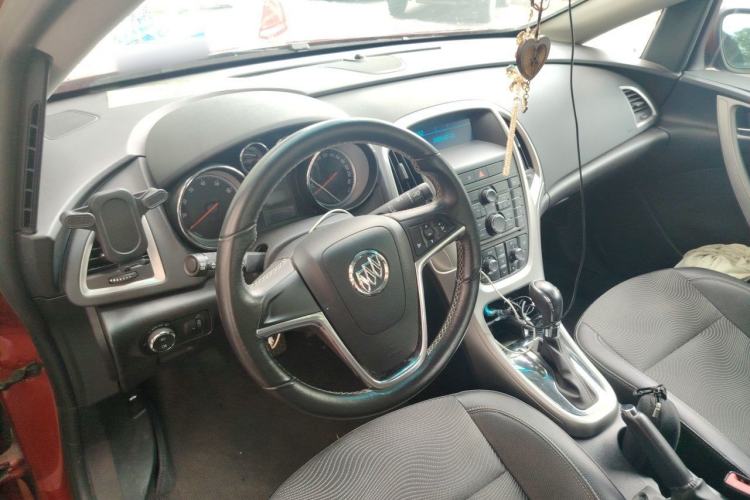 Used Buick GT 2010 GT 1.8L Automatic Fashion Edition Center Console