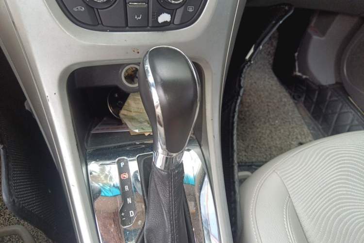 Used Buick GT 2010 XT 1.6L Automatic Fashion Edition Gear Lever