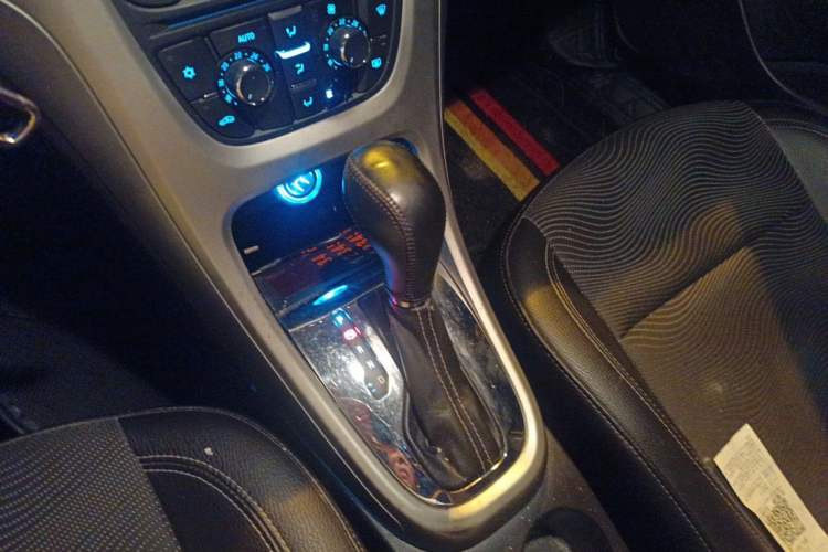 Used Buick GT 2010 XT 1.6L Automatic Fashion Edition Gear Lever