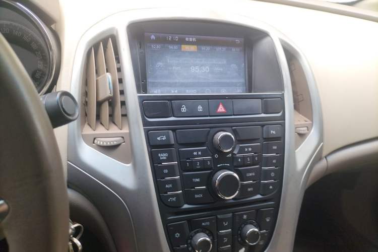 Used Buick GT 2010 GT 1.6L Manual Entry-Level Model Audio And AC Panel