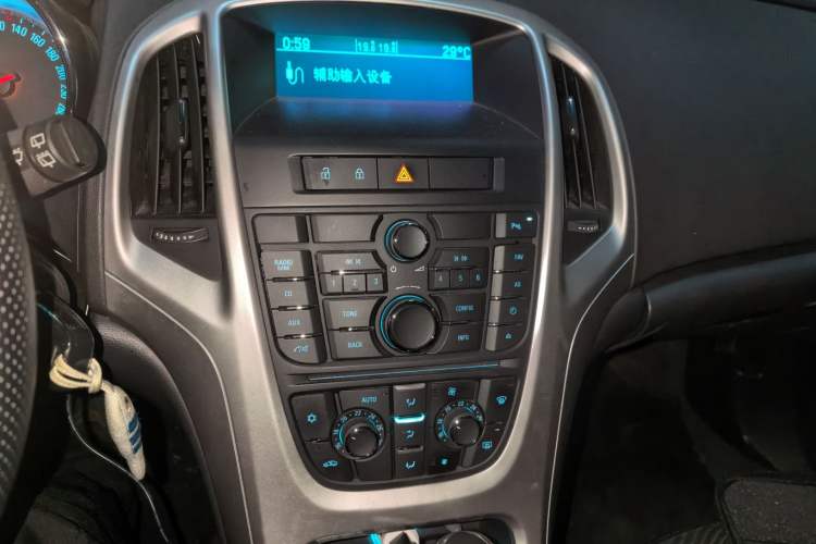 Used Buick GT 2010 XT 1.8L Automatic Deluxe Edition Audio And AC Panel