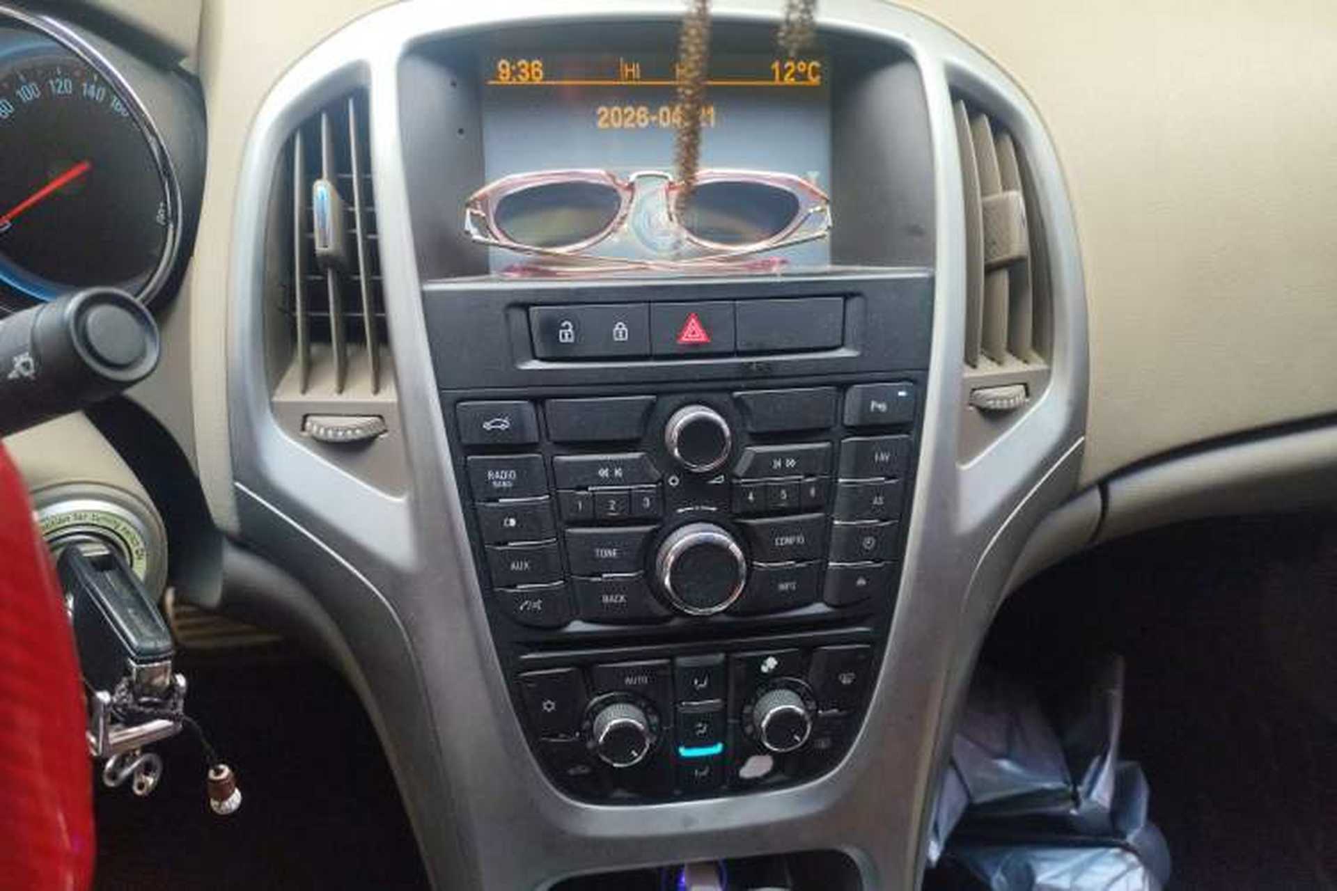 Used Buick GT 2010 GT 1.6L Automatic Fashion Edition Audio And AC Panel