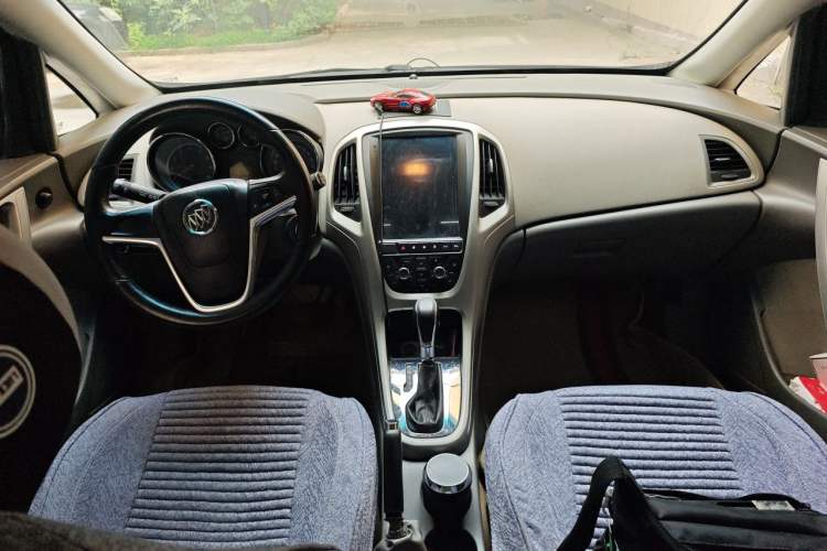 Used Buick GT 2010 XT 1.6L Automatic Fashion Edition Center Console