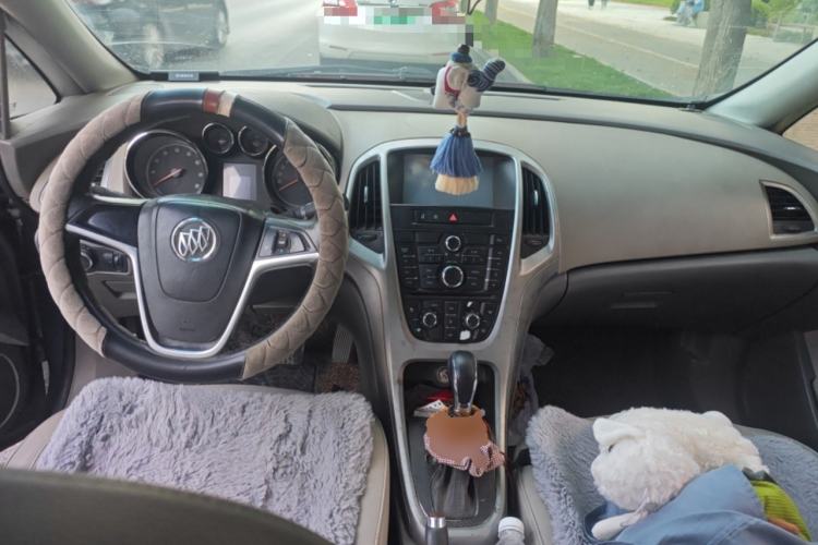 Used Buick GT 2010 XT 1.6L Automatic Fashion Edition Center Console