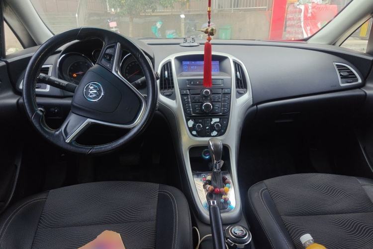 Used Buick GT 2010 XT 1.6T Fashion Sport Edition Center Console