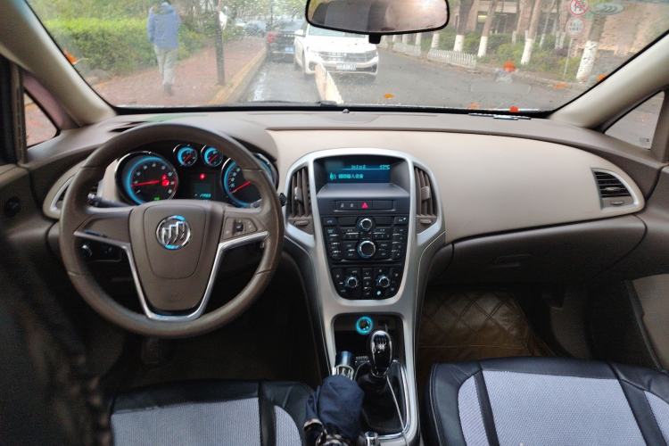 Used Buick GT 2010 GT 1.6L Manual Entry-Level Model Center Console