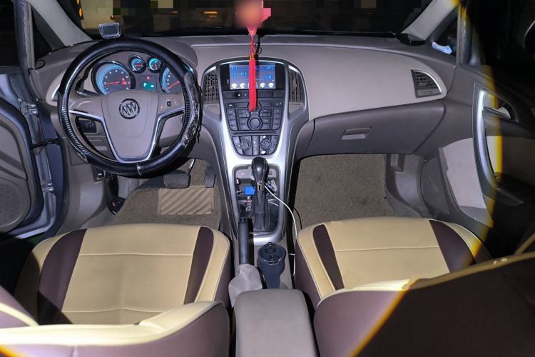 Used Buick GT 2010 GT 1.6L Automatic Fashion Edition Center Console