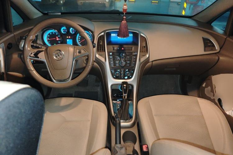 Used Buick GT 2010 GT 1.8L Automatic Fashion Edition Center Console