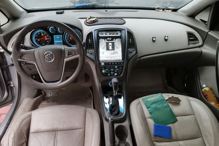 Used Buick GT 2010 GT 1.8L Automatic Luxury Edition Center Console