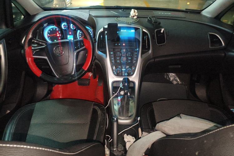 Used Buick GT 2010 XT 1.8L Automatic Fashion Edition Center Console