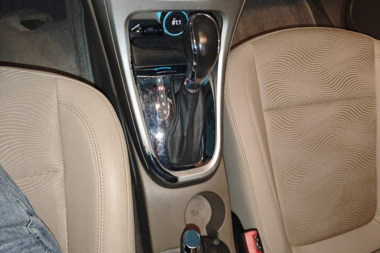 Used Buick GT 2010 GT 1.8L Automatic Fashion Edition Gear Lever