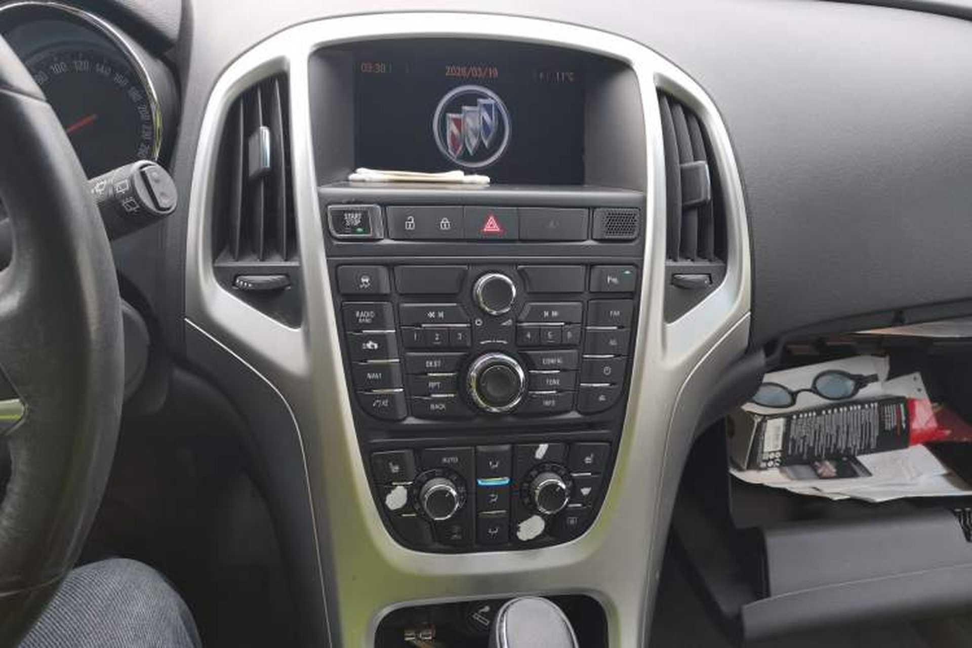 Used Buick GT 2010 XT 1.8L Automatic Deluxe Edition Audio And AC Panel