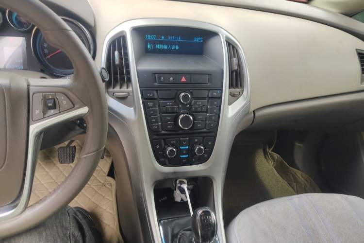 Used Buick GT 2010 GT 1.6L Manual Entry-Level Model Audio And AC Panel