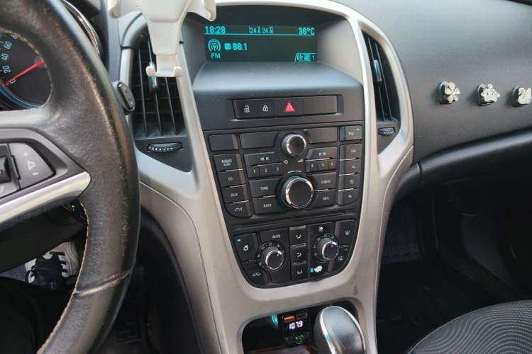 Used Buick GT 2010 XT 1.8L Automatic Fashion Edition Audio And AC Panel