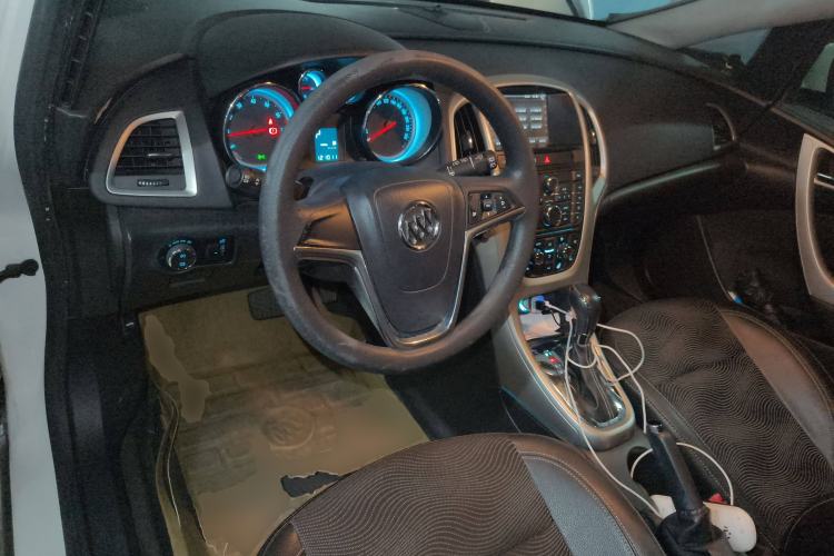 Used Buick GT 2010 GT 1.6L Automatic Fashion Edition Center Console