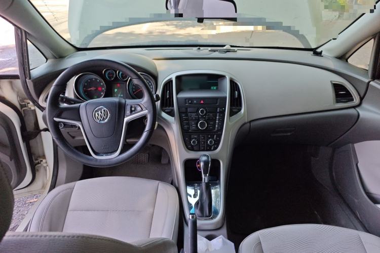 Used Buick GT 2010 XT 1.6L Automatic Fashion Edition Center Console